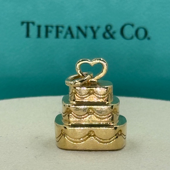 Tiffany & Co. 18k gold wedding cake charm pendant (rare) - Picture 7 of 12